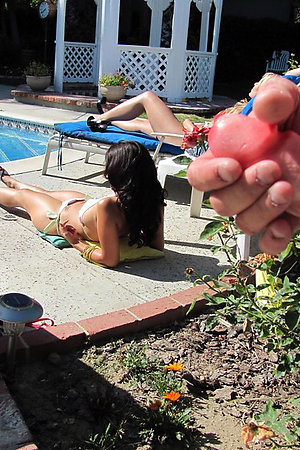 Nude girls sunbathes nude