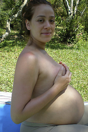 Pregnancy is not a problem for nudism