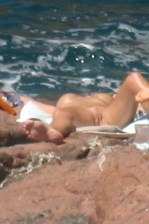 Good-looking pussy on nude beach,spread legs