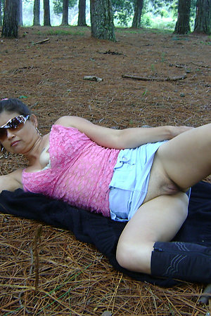 Country mature falshers showing tits and pussies