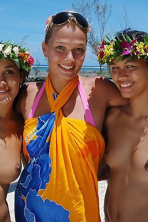 relaxed nudist babes shows vagina at nudist beaches