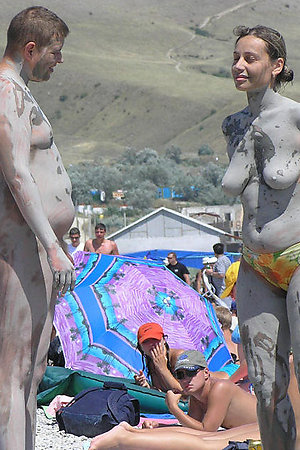 Family nudists under the sun
