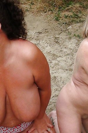 Naked girls sunbathes fully nude